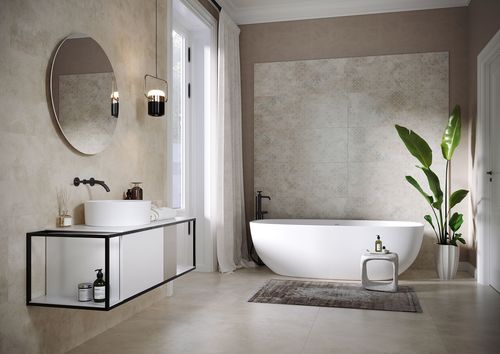 Jak optycznie powiększyć małą łazienkę? Przewodnik po stylach i płytkach